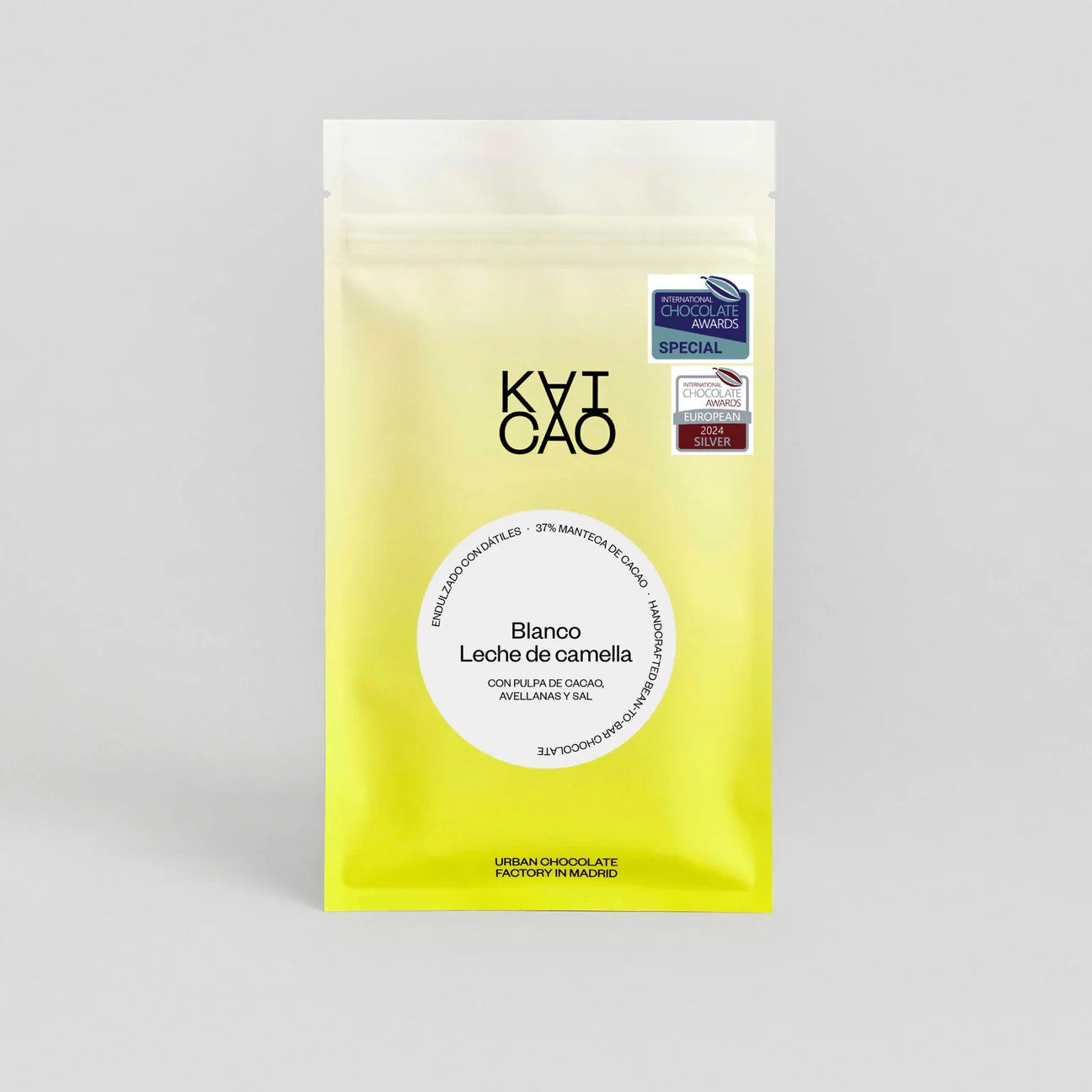 Chocolate blanco 37% con leche de camella y fruta del cacao